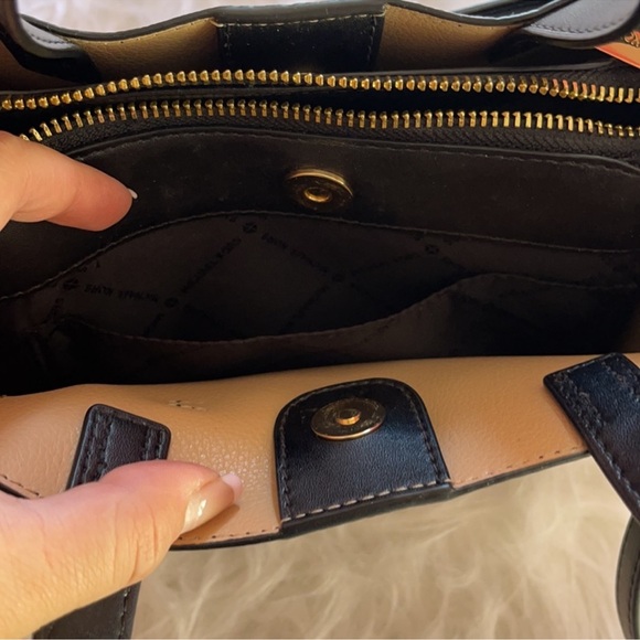 NWOT MICHAEL KORS BLACK CROSSBODY BAG - Picture 3 of 6